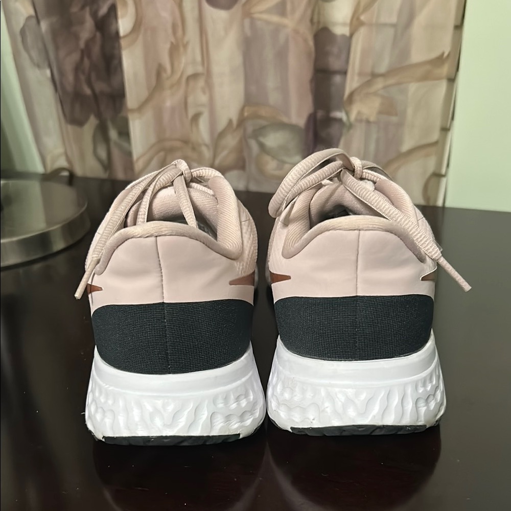 Nike Women's Rose Gold Running Shoes size 9 - Picture 3 of 7